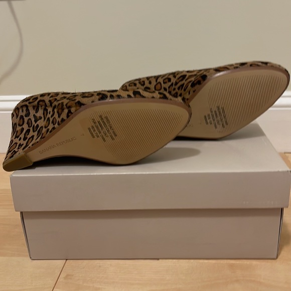 Banana Republic Rorie Wedge, calf hair, size 7, new in box - Picture 3 of 4
